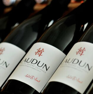 La cuvée en rouge Sol et Sens Laudun dans le caveau de vente