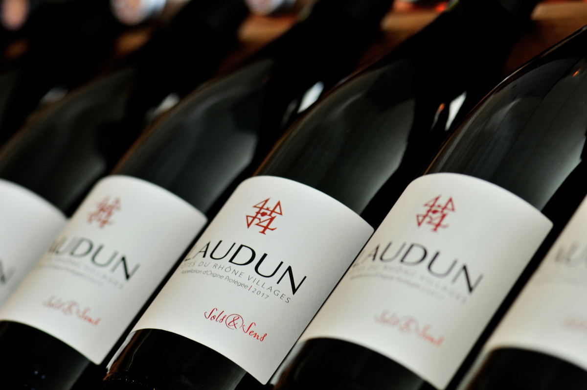 La cuvée en rouge Sol et Sens Laudun dans le caveau de vente