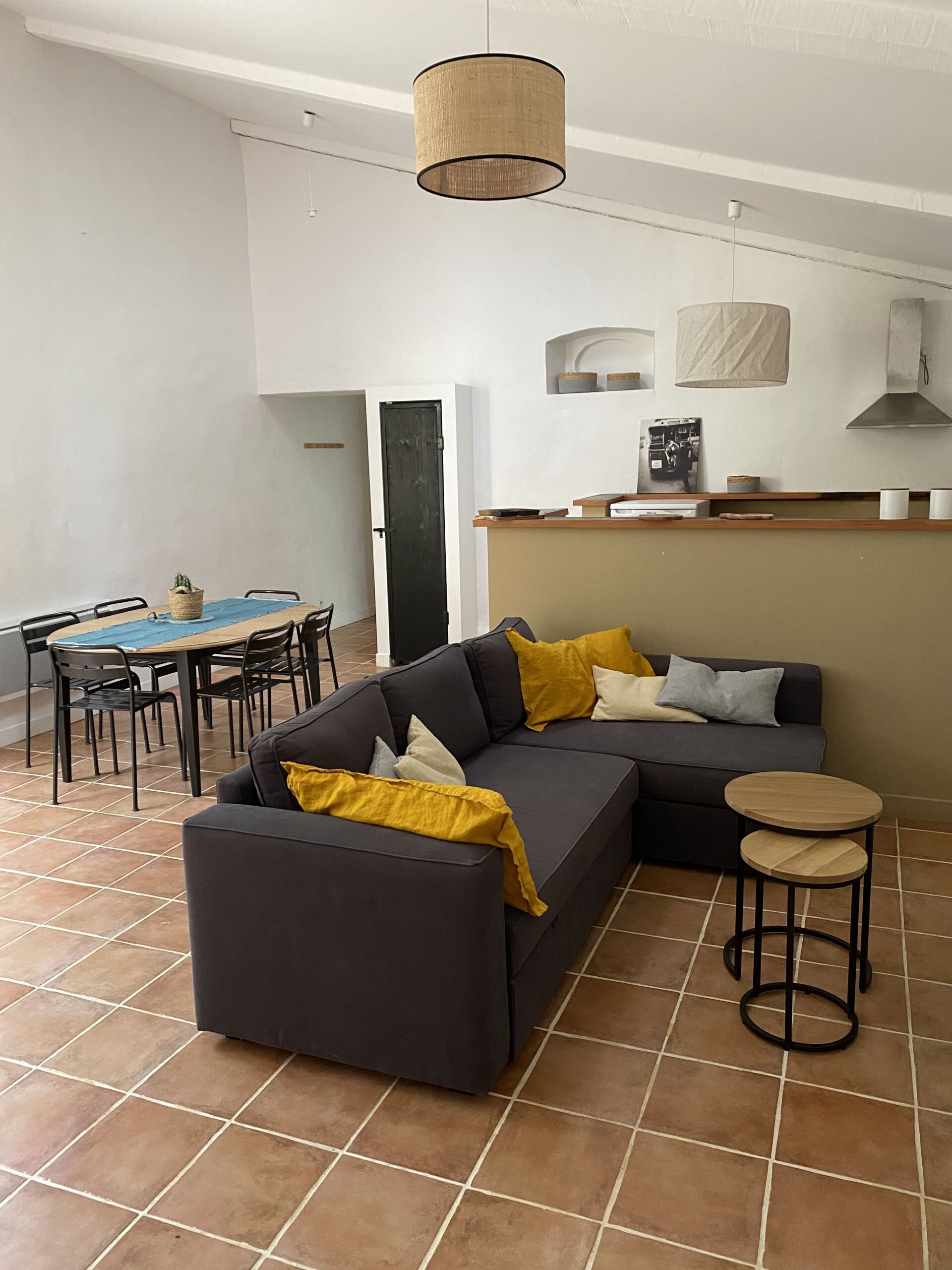 Pièce de vie avec salon, coin repas et cuisine ouverte